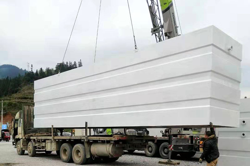 香蕉国产2023滲濾液處理工程現場吊裝卸貨